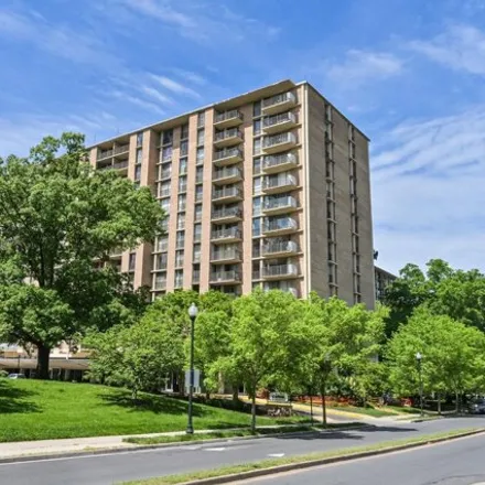 Image 2 - The Carlton Condominium, 4600 South Four Mile Run Drive, Arlington, VA 22204, USA - Condo for sale