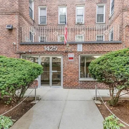 Buy this studio apartment on 1425 Thieriot Avenue in New York, NY 10460