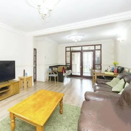 Image 4 - Westrow Drive, London, IG11 9BJ, United Kingdom - Townhouse for sale