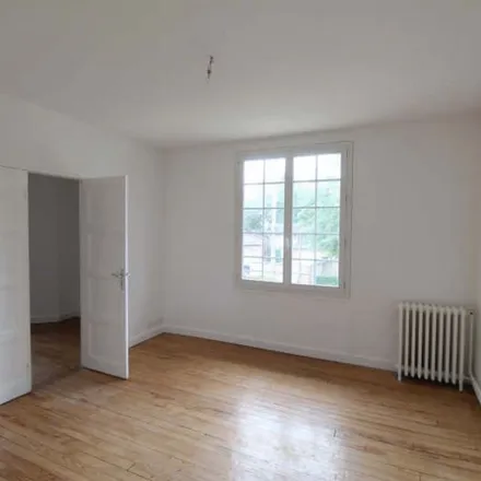 Rent this 6 bed apartment on 11 Rue de la Garenne in 76130 Mont-Saint-Aignan, France