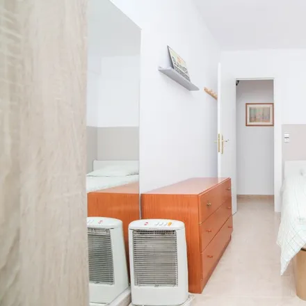 Rent this 3 bed room on Carrer de l'Arquitecte Alfaro in 18, 46011 Valencia