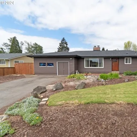 Buy this 3 bed house on 923 Robin Hood Avenue in Eugene, OR 97401