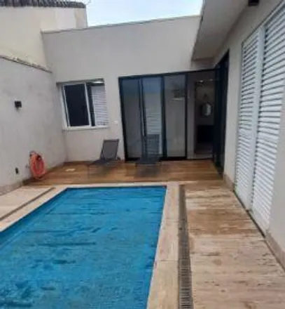 Buy this 3 bed house on Avenida Doutor Vicente Salles Guimarães in Alto Umuarama, Uberlândia - MG