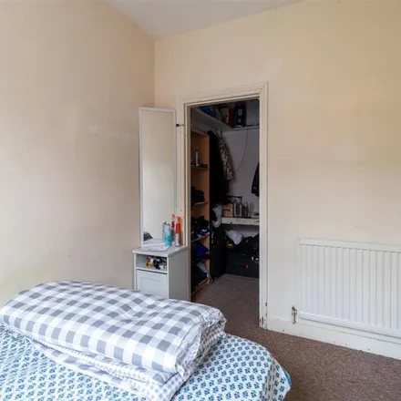 Rent this 3 bed apartment on Spring Grove Walk in Leeds, LS6 1RR