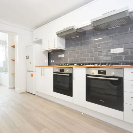 Rent this 6 bed townhouse on Gloucester Road in London, W3 8NP