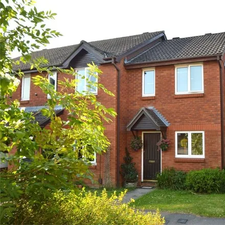 Rent this 2 bed townhouse on Dukes Close in Petersfield, GU32 3QY