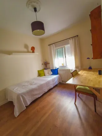 Rent this 2 bed room on Calle de Villavaliente in 6, 28011 Madrid