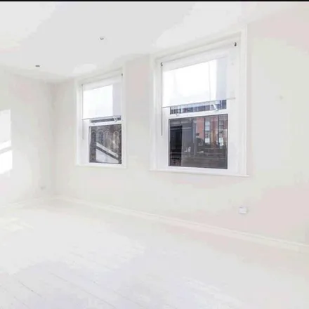 Rent this studio apartment on Istituto Marangoni in 30 Fashion Street, Spitalfields