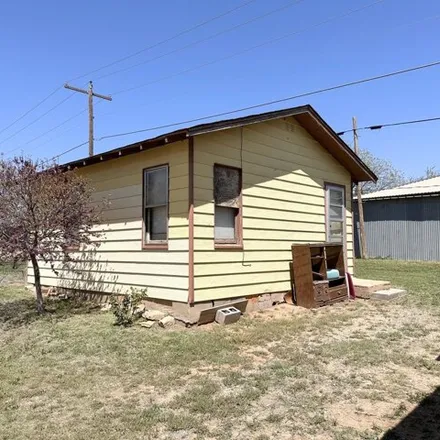 Image 3 - 561 Southwest 3rd Street, Dimmitt, TX 79027, USA - House for sale