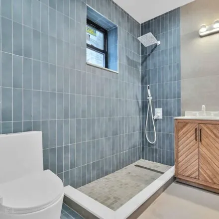 Image 5 - 909 Willoughby Avenue, New York, NY 11221, USA - House for sale