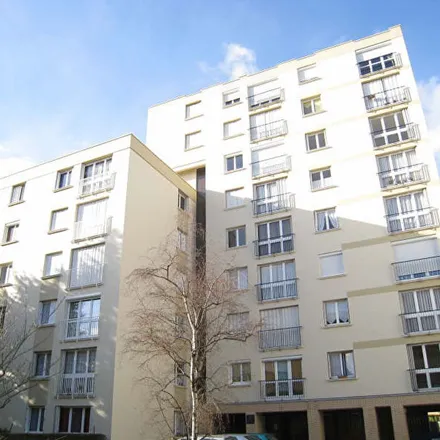 Rent this 3 bed apartment on Résidence Le Luxembourg in Rue François Raspail, 76300 Sotteville-lès-Rouen