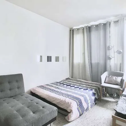 Rent this 3 bed apartment on 26 Rue Léon Blum in 94190 Villeneuve-Saint-Georges, France