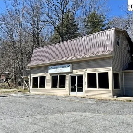 Rent this studio house on 9800 NC 105;US 221 Truck in Seven Devils, Watauga County