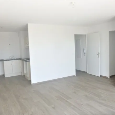 Rent this 3 bed apartment on 3 Impasse Figon in 84300 Cavaillon, France