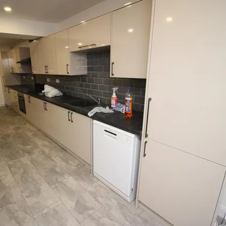 Rent this 6 bed townhouse on Back Norwood Road in Leeds, LS6 1EA