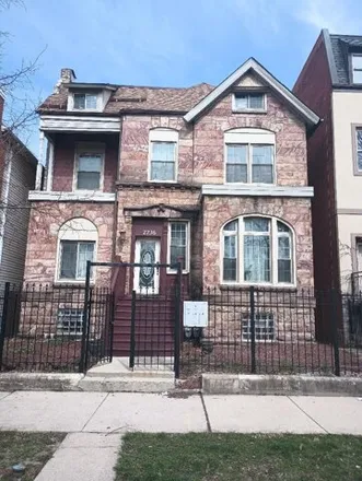 Buy this 6 bed house on 2236 West Monroe Street in Chicago, IL 60612