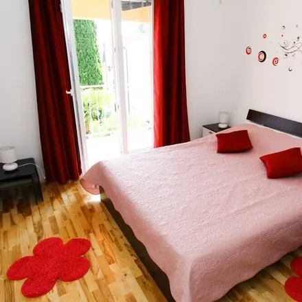 Rent this 1 bed apartment on Osnovna škola Sveti Filip i Jakov in Rabatin 10, 23207 Turanj