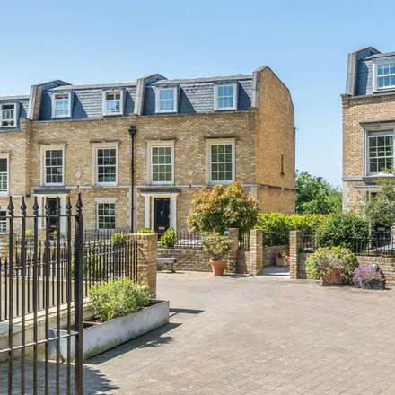 Rent this 5 bed townhouse on 25 Woodclyffe Drive in London, BR7 5NT