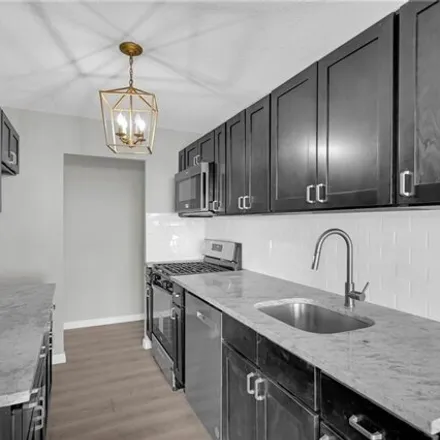 Image 6 - 2550 Olinville Avenue, New York, NY 10467, USA - Apartment for sale