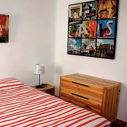Image 2 - Cuatro Pecas, Ronda de Segovia, 13, 28005 Madrid, Spain - Room for rent