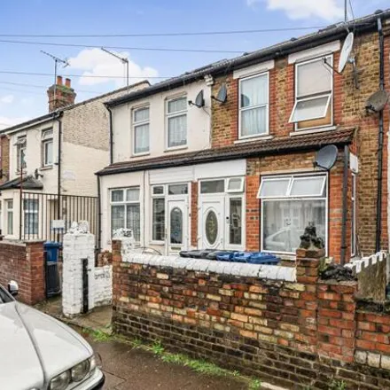 Buy this 4 bed townhouse on Beverley Road in London, UB2 4EF