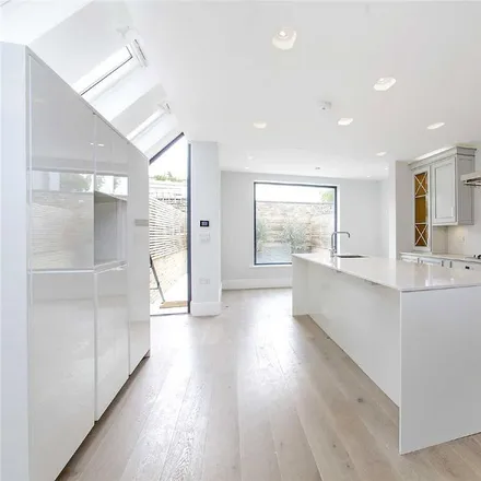 Rent this 6 bed house on Bovingdon Road in London, SW6 2AZ