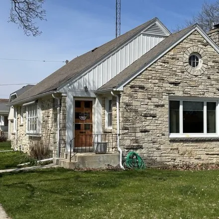 Buy this 2 bed house on 816 William Street in Racine, WI 53402