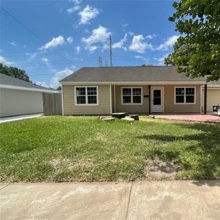 Rent this 4 bed house on 294 East Oak Street in Deer Park, TX 77536