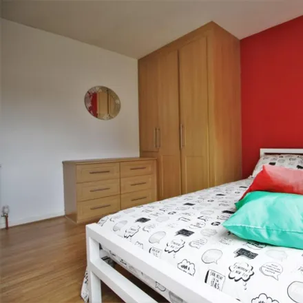 Image 4 - 17-28 Redcastle Close, London, E1W 3DQ, United Kingdom - Townhouse for rent