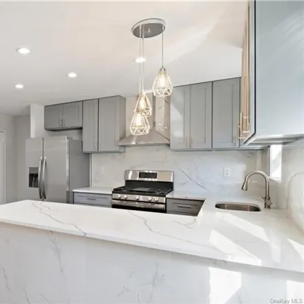 Image 4 - 3154A Miles Avenue, New York, NY 10465, USA - House for sale