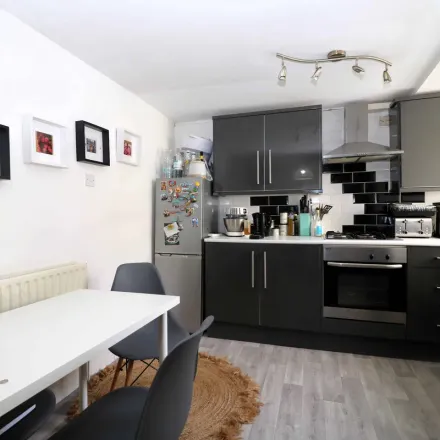 Image 2 - Sparsholt Road, London, N4 4AP, United Kingdom - Apartment for rent