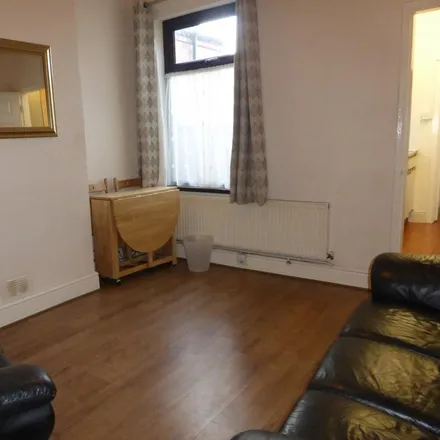 Rent this 3 bed townhouse on 98 Broomfield Road in Coventry, CV5 6JX