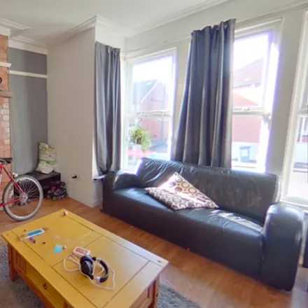 Rent this 8 bed townhouse on Avtar in Raven Road, Leeds