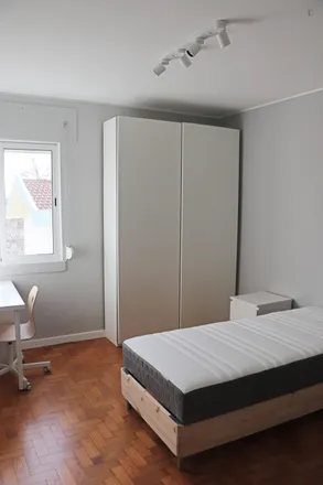 Rent this 5 bed room on Cinnamon in Rua Bartolomeu de Gusmão, 2775-196 Parede
