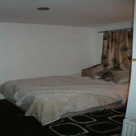 Image 6 - Carr Manor Avenue, Leeds, LS17 5BW, United Kingdom - Apartment for rent