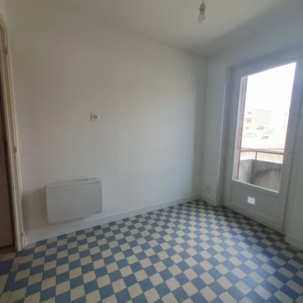 Rent this 3 bed apartment on 10 Rue Alexandre Dumas in 38100 Grenoble, France