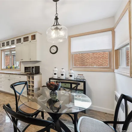 Image 6 - 50-17 Overbrook Street, New York, NY 11362, USA - House for sale