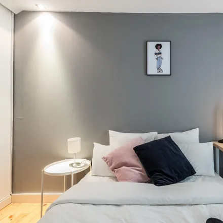 Rent this 6 bed room on Calle de Arrieta in 13, 28013 Madrid
