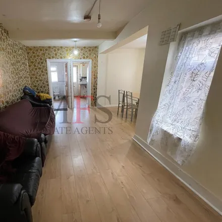 Rent this 5 bed house on Regina Road in London, UB2 5PW