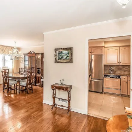 Image 6 - 46-14 247th Street, New York, NY 11362, USA - House for sale