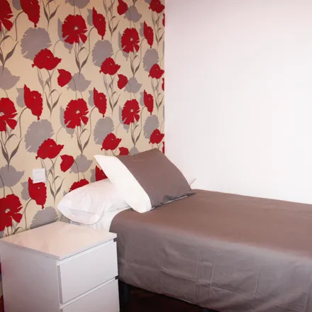 Rent this 14 bed room on Multiópticas in Gran Vía, 15