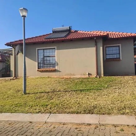 Rent this 3 bed townhouse on Berg Avenue in Tshwane Ward 98, Akasia