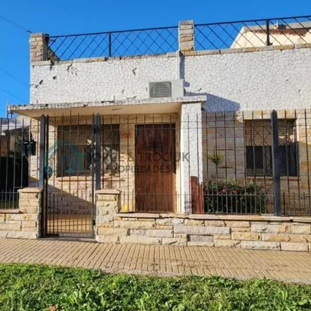 Buy this 2 bed house on Capitán de Fragata Moyano 269 in Partido de Lomas de Zamora, Partido de Almirante Brown