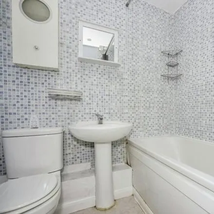 Image 3 - St Peters Close, Swanscombe, DA10 0BD, United Kingdom - Townhouse for rent