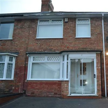 Rent this 3 bed townhouse on Twickenham Primary School in Twickenham Road, New Oscott