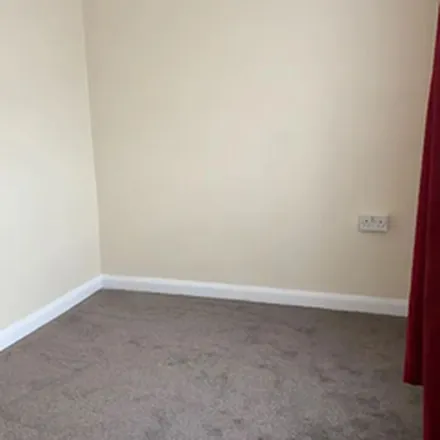 Rent this 4 bed townhouse on Chelmer Crescent in London, IG11 0PY