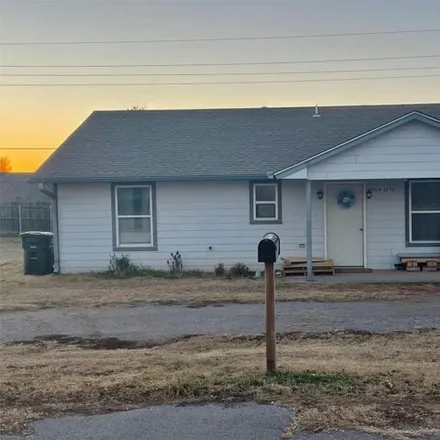 Buy this 2 bed house on 926 North 20th Street in Clinton, OK 73601