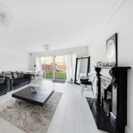 Image 2 - Northolme Gardens, South Stanmore, London, HA8 5BB, United Kingdom - House for sale