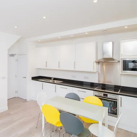 Rent this 5 bed apartment on Florios in Banbury Road, Summertown