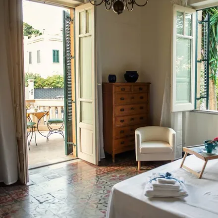 Rent this 5 bed house on Palermo